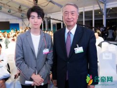 王俊凯在肯尼亚吃火锅 网友：是重庆崽没错了！