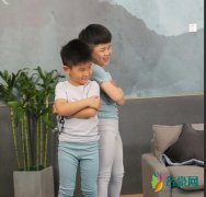 安吉小鱼儿拍代言写真 两兄弟拍照时互动感十足
