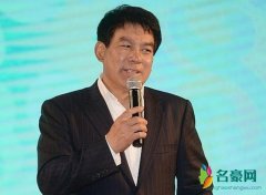 朱时茂与妙龄女吻别 一手挽住美女脖子进行热吻