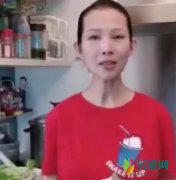 蔡少芬素颜直播做饭 脸颊消瘦身材依旧保持苗条