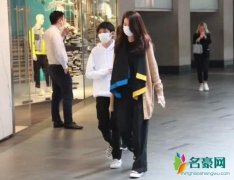 袁咏仪面色憔悴带儿看病 朴素打扮完全不顾形象