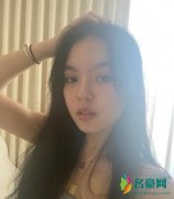 李咏女儿晒自拍 对镜摆pose尽显清纯慵懒气质