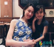 梁洛施摸肚照引猜测 网友纷纷猜疑：是有宝宝了吗