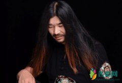 河南流浪汉凭一首歌走红 后来卖烤面筋5毛一串遭疯