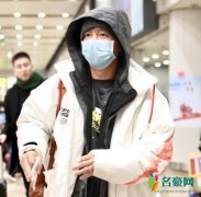 韩庚婚后首度现身 带着医用口罩眼神略显疲惫