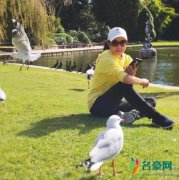67岁刘晓庆近照 悠闲地坐在草地上非常惬意