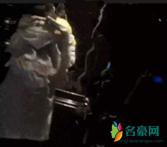 包厢内深吻