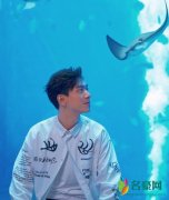 李现海洋馆被鱼亲 为粉丝们送上福利晒出帅气照片