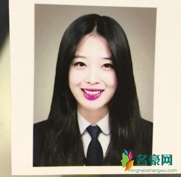 雪莉大学证件照