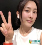 马苏健身后素颜自拍 马苏扎着低马尾对镜比着剪刀