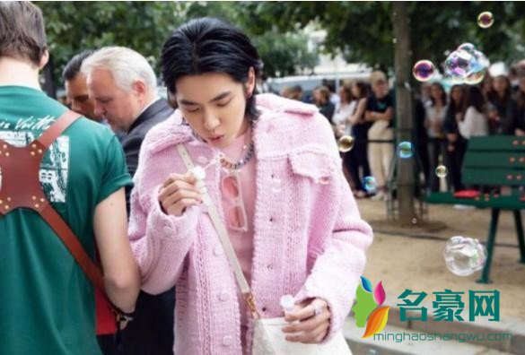 吴亦凡路边吹泡泡