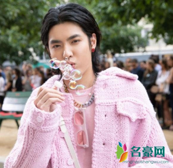 吴亦凡路边吹泡泡