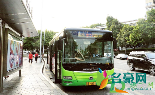 公交车急刹怎么保护自己1