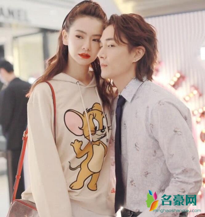 戚薇与老公贴面合影