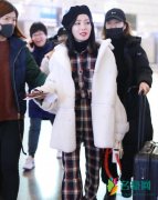 秦岚穿格子装现身 搭白色上衣青春扑鼻十分甜美