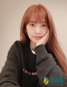 杨丞琳染新发色 托腮对镜甜笑少女感满满