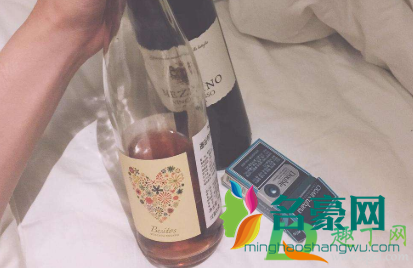 边喝水边喝酒好吗4