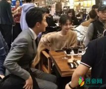 冯小刚疑安慰郑爽 与其聚餐有说有笑疑走出失恋阴