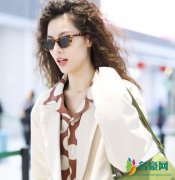 钟楚曦烫蛋卷发型 与此前风格判若两人英气十足
