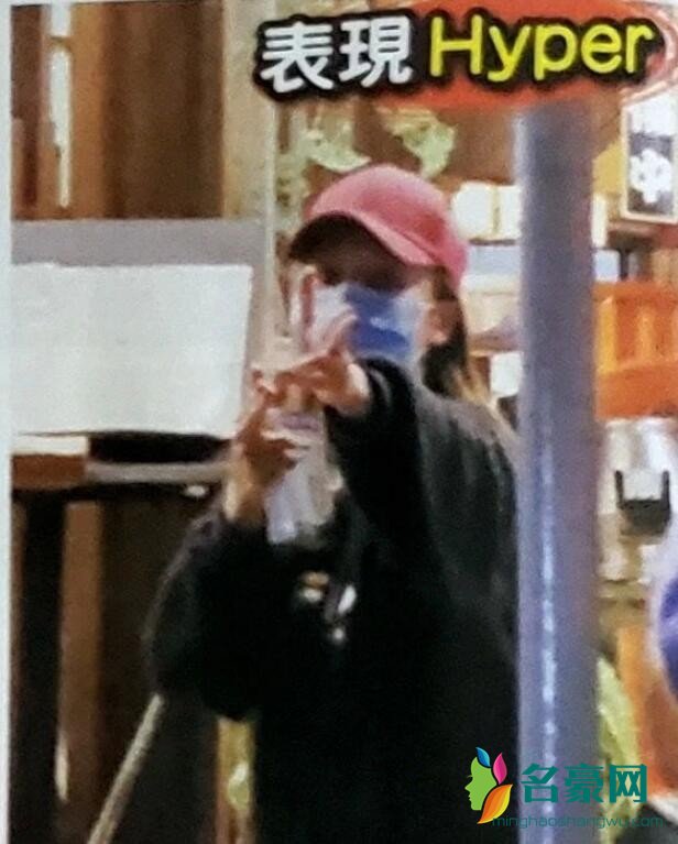 杨怡怀孕后首现身