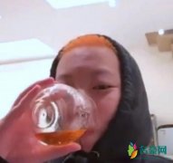 窦靖童直播秀板寸 全程与粉丝热聊氛围十分温馨