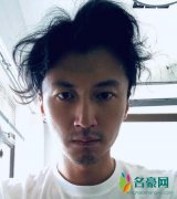 谢霆锋晒睡醒照 满脸胡渣略显狂野但颜值却依旧帅