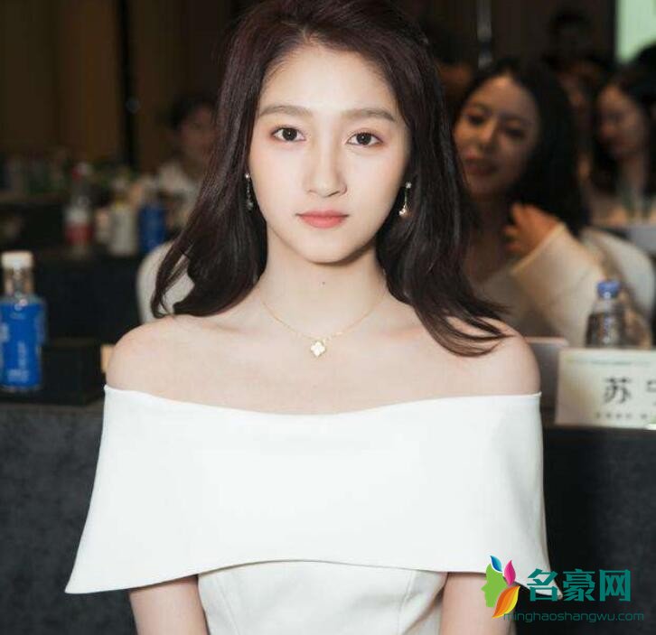 关晓彤照片