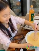 李小璐甜馨做鲷鱼烧 甜馨长发披肩笑容灿烂