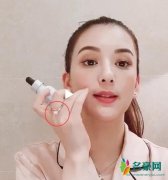 方媛穿睡衣出镜 皮肤白皙细腻状态非常好