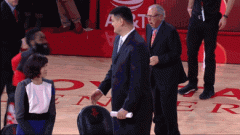 要亲亲要抱抱要举高高是什么梗什么意思 要亲亲要