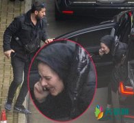 阿黛尔机场情绪失控 怒斥摄影师偷拍相当愤怒