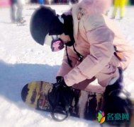 李小璐久违晒照 甜馨一身粉色装扮在雪中快乐玩耍