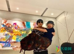 周杰伦公主抱叶惠美 周妈妈在儿子怀里喜笑颜开