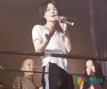 50岁王菲蹦迪 随着音乐扭动身体画面疯狂