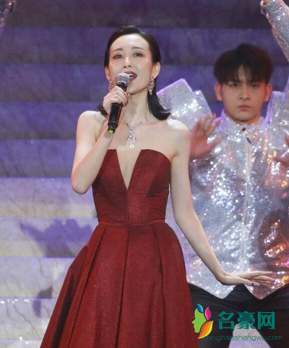 王鸥穿抹胸红裙演唱