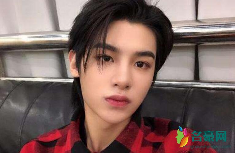 黄明昊照片