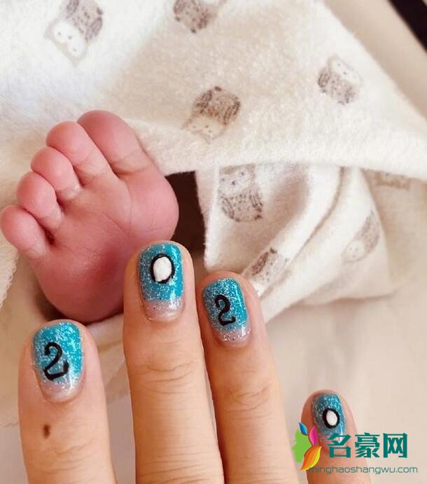 章子怡为儿子庆满月