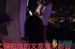 文章独自带女儿出游 抱着女儿观看夜景温馨幸福