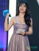 柳岩穿抹胸裙大秀事业线 肩颈线条展露出来美丽动