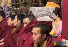 范冰冰西藏虔诚礼佛 与众僧人一起诵读佛经祈祷