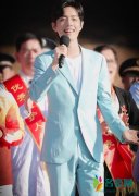 肖战参加心连心 黑白搭配简约大方笑容暖心