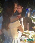 郭碧婷喂食向佐 两人盛装现身画面十分养眼