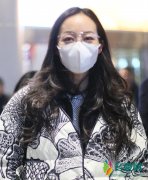 韩雪深夜现身机场 口罩遮面神态略显疲惫