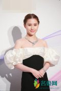 何超莲认爱后首现身 笑容满面散发出恋爱的气息