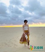 李亚鹏女友晒度假照 大秀美腿美背好身材展露无疑