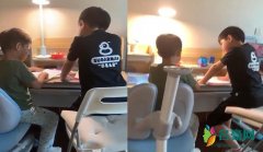 安吉带弟弟读英文 网友大赞他是做哥哥的好榜样