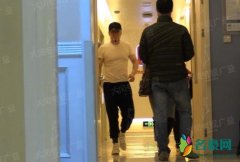 杨坤现身医院急诊 独行的杨坤看上去有些孤独