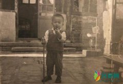 潘粤明儿时旧照 黑白照充满小时与姥姥的回忆