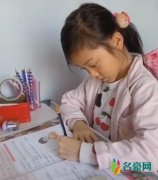 李小璐晒温馨日常 与甜馨甜蜜互动画面温馨