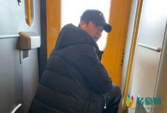 吴京带板凳坐火车：只要能回家 坐哪都成